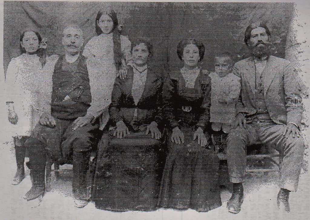 Μικρά Ασία 1912. Η πρώτη οικογένεια του Γιώργη Κοκοβλή και του δασκάλου Νικόλαου Βεδέ από τη Σάμο. 